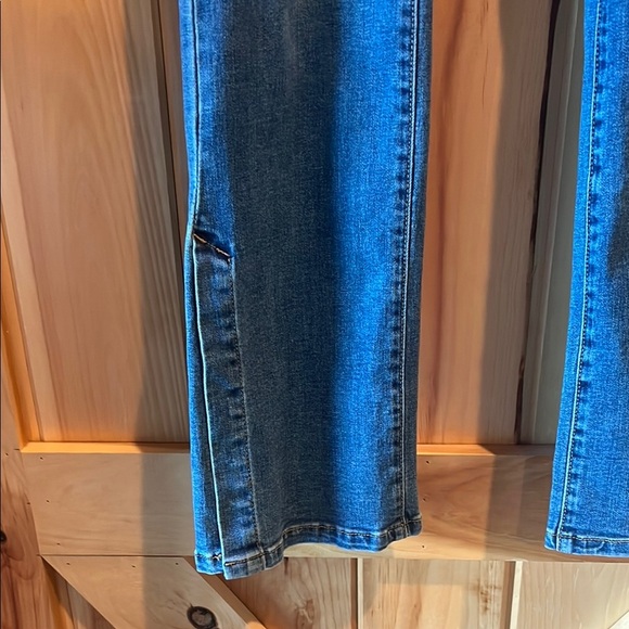 Stylish Indigo Women's Straight Leg Jeans - Picture 3 of 7